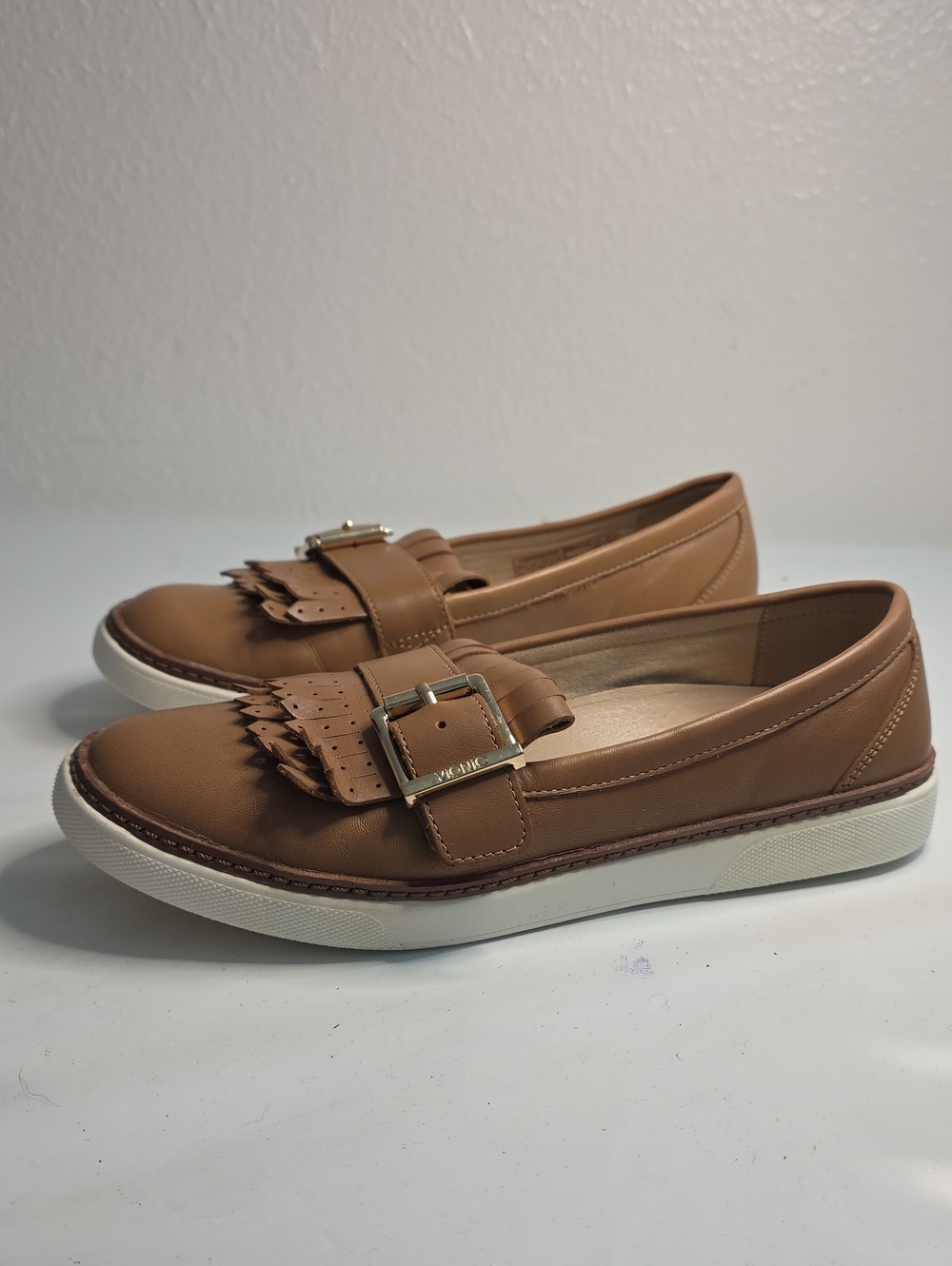 VIONIC SUNNY CAMBRIDGE KILTIE LEATHER HYBRID LOAFERS GOLD BUCKLE LADIES 6.5
